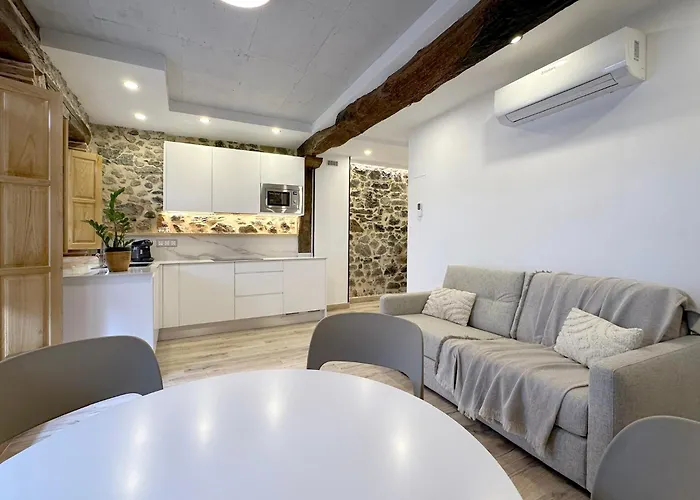 El Patio De Vespasiano - En El Puerto Frente A La Iglesia De Santa Maria * Castro Urdiales