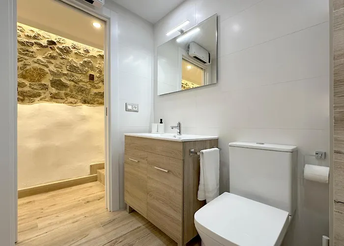 El Patio De Vespasiano - En El Puerto Frente A La Iglesia De Santa Maria * Castro Urdiales