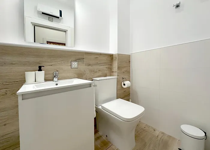 El Patio De Vespasiano - En El Puerto Frente A La Iglesia De Santa Maria * Castro Urdiales