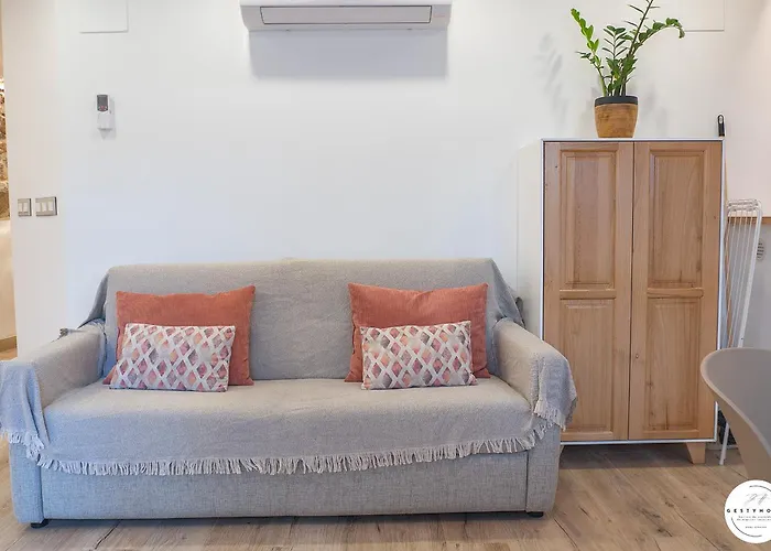 El Patio De Vespasiano - En El Puerto Frente A La Iglesia De Santa Maria * Castro Urdiales