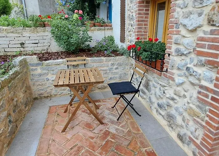 El Patio De Vespasiano - En El Puerto Frente A La Iglesia De Santa Maria * Castro Urdiales