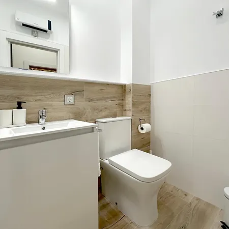 El Patio De Vespasiano - En El Puerto Frente A La Iglesia De Santa Maria * Castro Urdiales