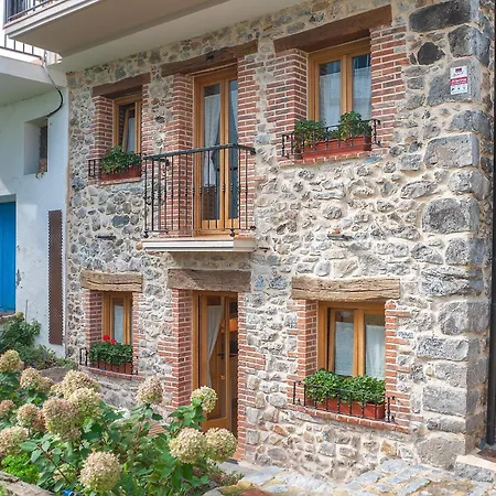 El Patio De Vespasiano - En El Puerto Frente A La Iglesia De Santa Maria Castro Urdiales