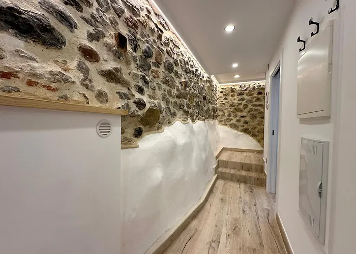 El Patio De Vespasiano - En El Puerto Frente A La Iglesia De Santa Maria * Castro Urdiales