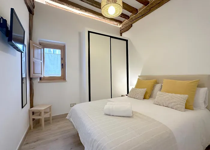 El Patio De Vespasiano - En El Puerto Frente A La Iglesia De Santa Maria * Castro Urdiales