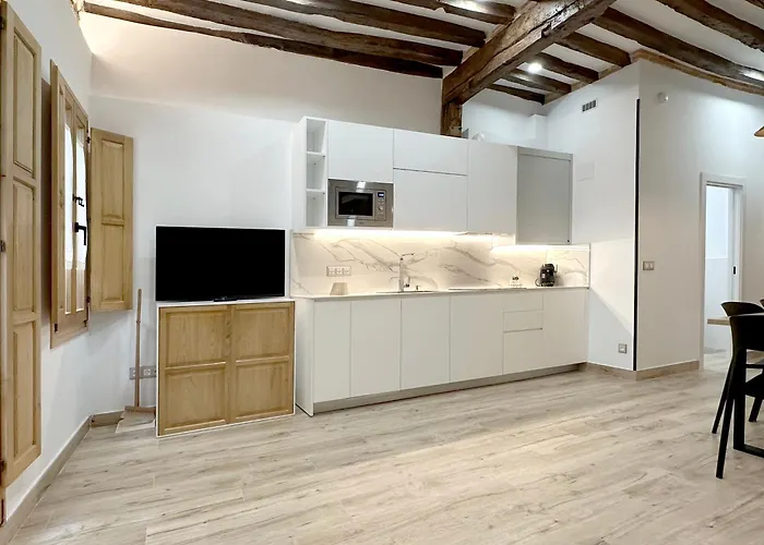 El Patio De Vespasiano - En El Puerto Frente A La Iglesia De Santa Maria Castro Urdiales