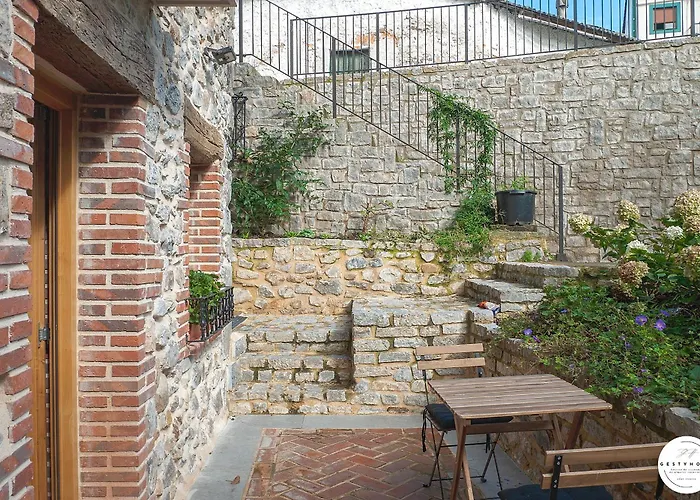 El Patio De Vespasiano - En El Puerto Frente A La Iglesia De Santa Maria * Castro Urdiales