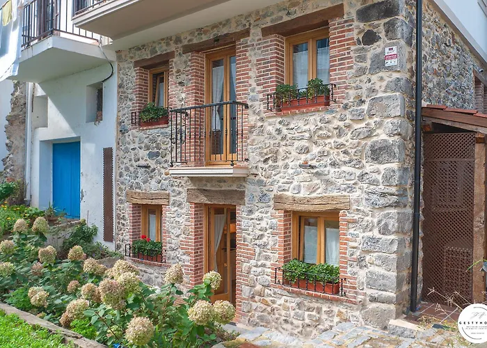 El Patio De Vespasiano - En El Puerto Frente A La Iglesia De Santa Maria Castro Urdiales
